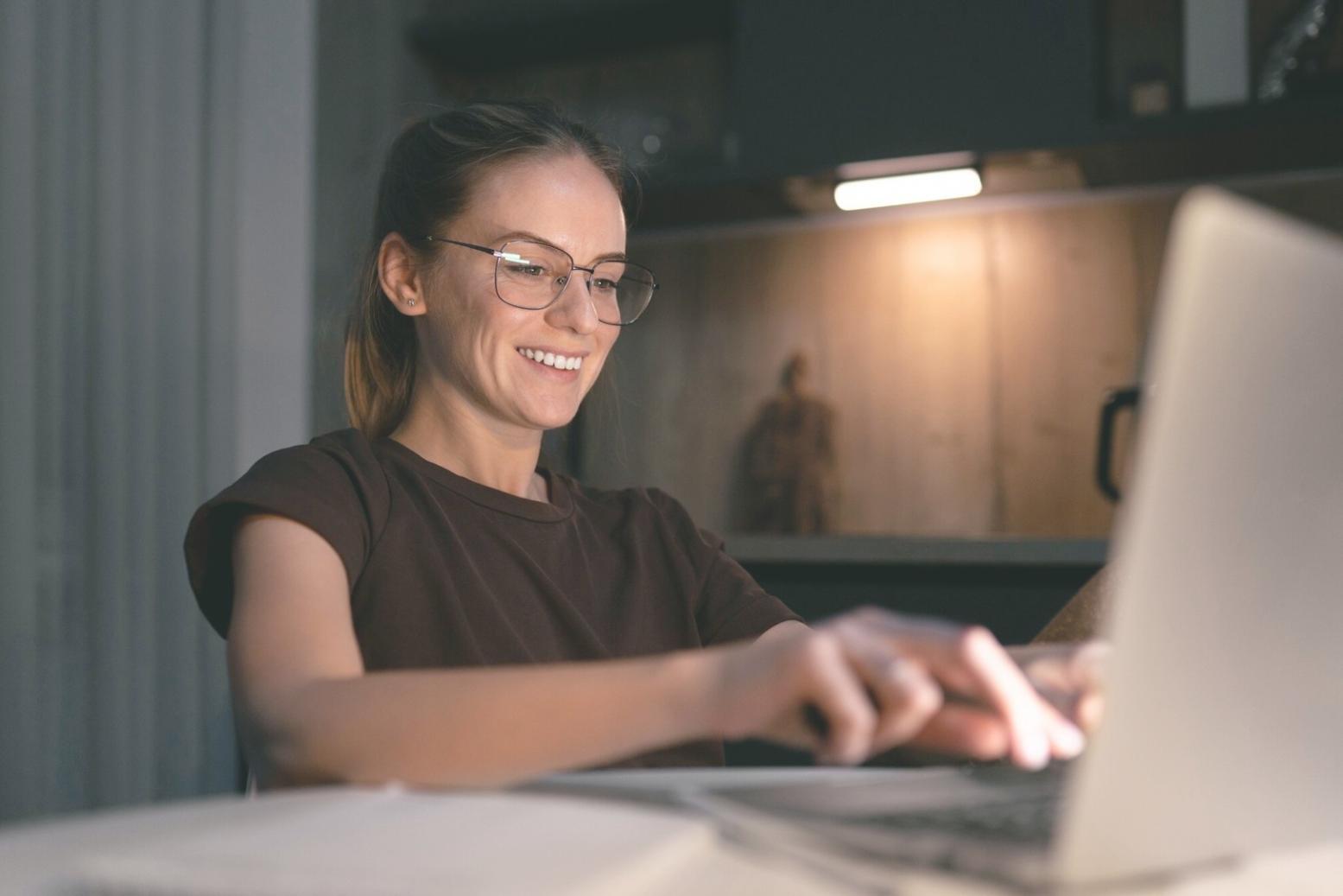 Bureau de travail avec documents financiers et ordinateur